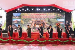 Các đại biểu thực hiện nghi thức khởi công Trường phổ thông nội trú liên cấp tiểu học và trung học cơ sở xã Lóng Sập. 