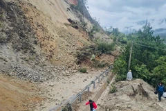 Đoạn đường bị sạt lở gây ách tắc giao thông.