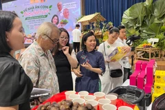 Các đại biểu tham quan gian hàng tại lễ ra mắt dự án.