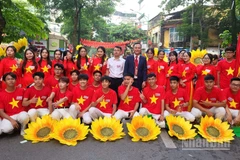 Phó Giáo sư, Tiến sĩ Nguyễn Tuấn Anh và các sinh viên Trường Đại học Công nghiệp Hà Nội chụp ảnh lưu niệm trước giờ diễu hành.