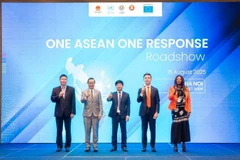 Các đại biểu thể hiện cam kết hợp tác thống nhất ứng phó thiên tai trong khu vực tại sự kiện.