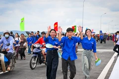 Cầu Phong Châu mới được khánh thành trong niềm vui chung của đông đảo người dân địa phương, khi những nỗi đau mất mát đã dịu đi để đón chào tương lai phát triển mới.