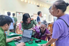 Công an hỗ trợ, thu nhận thông tin từ thân nhân liệt sĩ.