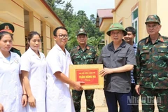 Phó Thủ tướng tặng quà cho Trạm y tế xã Việt Hồng. (Ảnh: THANH SƠN)