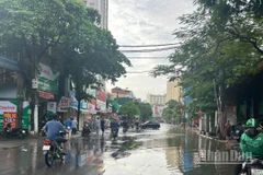 Sáng 1/10, nhiều tuyến phố Hà Nội vẫn ngập sâu.