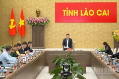 Chủ tịch Ủy ban nhân dân tỉnh Nguyễn Tuấn Anh điều hành hội nghị. (Ảnh: THANH SƠN)