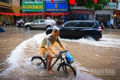 Mưa lớn gây ra ngập lụt nhiều tuyến đường tại nhiều địa phương trên cả nước. (Ảnh: nhandan.vn)