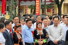 Đồng chí Trần Cẩm Tú chung vui cùng đồng bào xã Thác Bà, tỉnh Lào Cai trong Ngày hội đại đoàn kết toàn dân tộc. (Ảnh: THANH SƠN)