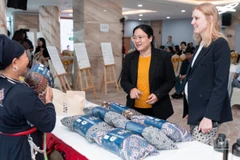 Khách mời thăm quan khu trưng bày các sản phẩm của các cộng đồng tham gia dự án.