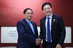 Thủ tướng Phạm Minh Chính và Thủ tướng Singapore Lawrence Wong. (Ảnh: VGP/Nhật Bắc)