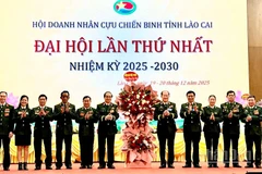 Đồng chí Thượng tướng Bế Xuân Trường, Chủ tịch Hội Cựu chiến binh Việt Nam tặng hoa chúc mừng Đại hội. (Ảnh: THANH SƠN)