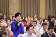 Nông dân Vương Thị Thương, chuyên sản xuất hồng treo gió Lạng Sơn đặt câu hỏi với Bộ Nông nghiệp và Môi trường về vấn đề thú y và khuyến nông địa phương.