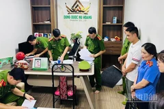 Cơ quan Công an tỉnh Yên Bái khám xét nơi làm việc của Vũ Quang Thuận. (Ảnh: THANH SƠN)