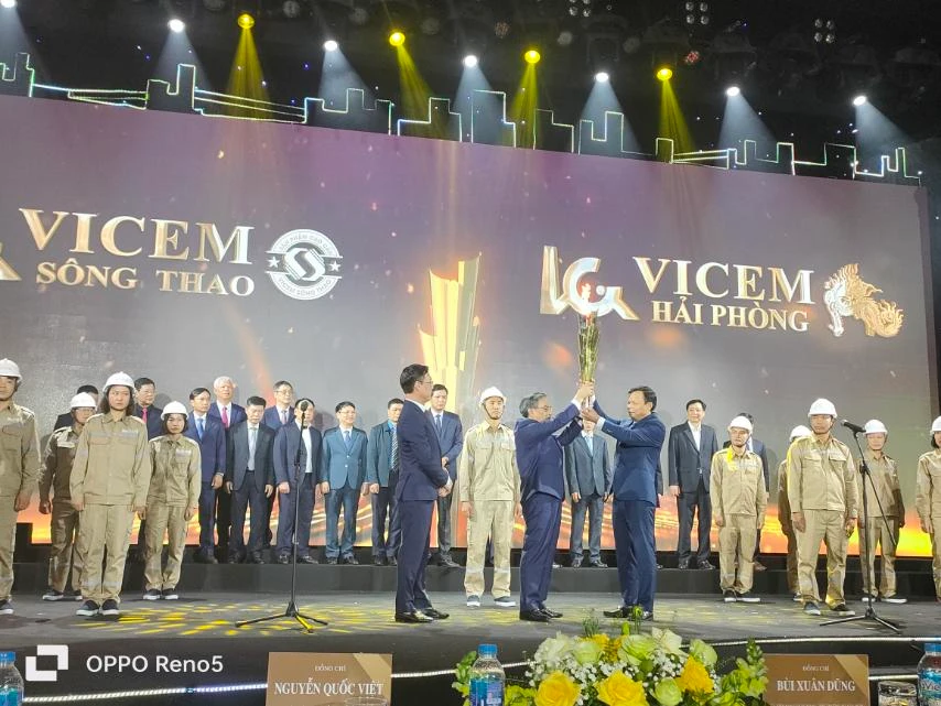 Trao ngọn đuốc truyền thống từ Vicem Sông Thao sang Vicem Hải Phòng
