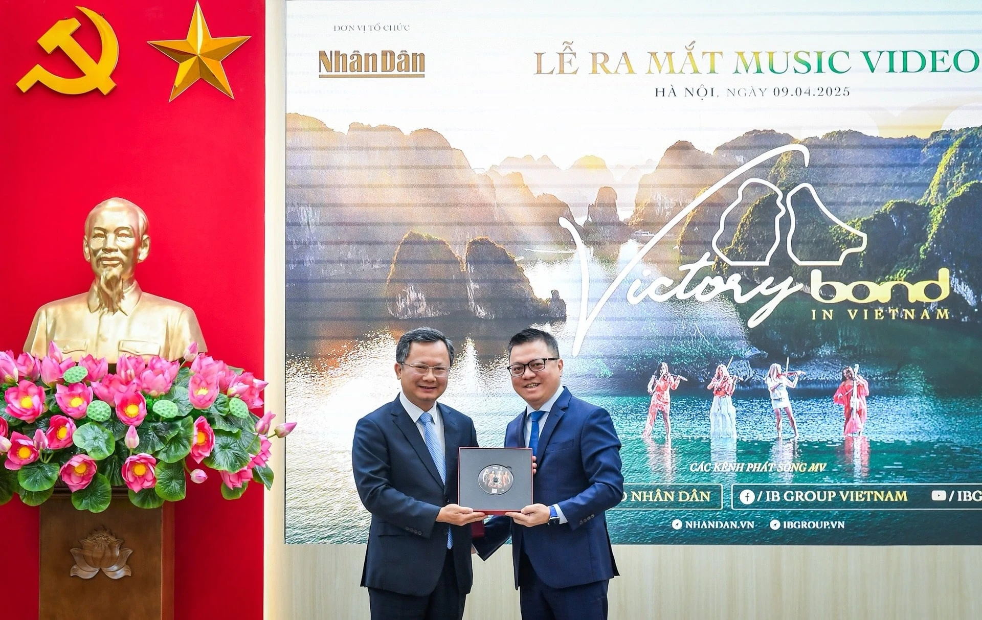  Đồng chí Lê Quốc Minh (bên phải ảnh) trao tặng MV Victory-Bond in Vietnam đến đồng chí Cao Tường Huy, Phó Chủ tịch Uỷ ban nhân dân tỉnh Quảng Ninh. Ảnh: Thành Đạt