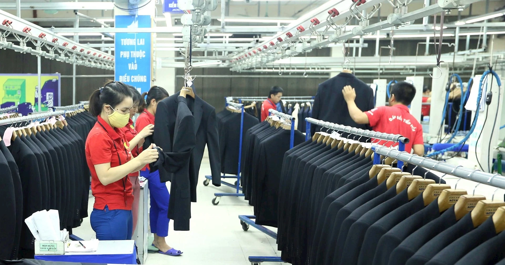Công nghiệp may mặc Việt Nam có khả năng bị ảnh hưởng nặng nề từ chính sách thuế quan mới của Hoa Kỳ. Ảnh: Lê Danh Lam