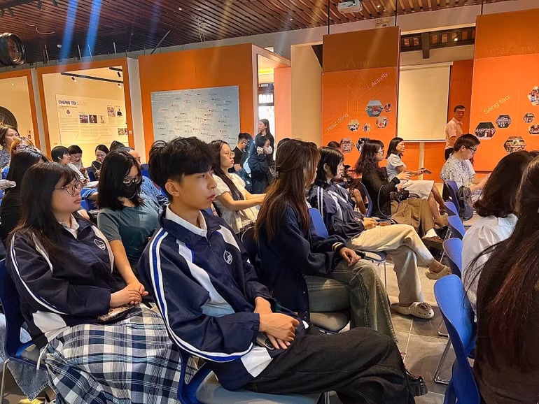 Buổi tọa đàm thu hút nhiều công chúng yêu nghệ thuật.