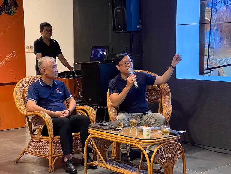 Hai diễn giả: Họa sĩ Phạm Trung Hưng và Họa sĩ, Giám tuyển Nguyễn Thế Sơn giới thiệu về các tác phẩm nổi bật trong buổi tọa đàm.