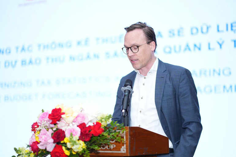 Dr. Marco Salm – vedoucí projektu na posílení správy veřejných financí ve Vietnamu – ocenil mimořádné úsilí daňového sektoru v oblasti komplexní digitální transformace. TS. Marco Salm - Trưởng Dự án Tăng cường Quản lý Tài chính Công tại Việt Nam ghi nhận những nỗ lực vượt bậc của ngành Thuế trong công tác chuyển đổi số toàn diện