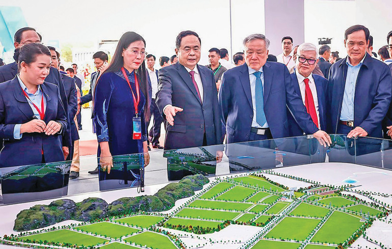 Chủ tịch Quốc hội Trần Thanh Mẫn và đại biểu xem sơ đồ của Dự án khu công nghiệp VSIP II Quảng Ngãi. Ảnh: DOÃN TẤN - TTXVN bai2-m.jpg