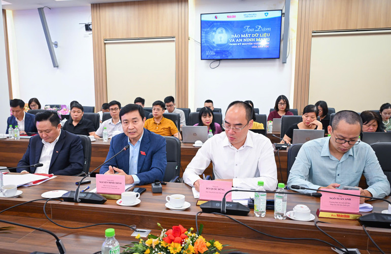 Quang cảnh buổi tọa đàm. z7048884635181-89ad0f42e6639f73506695fb9e9d1880.jpg
