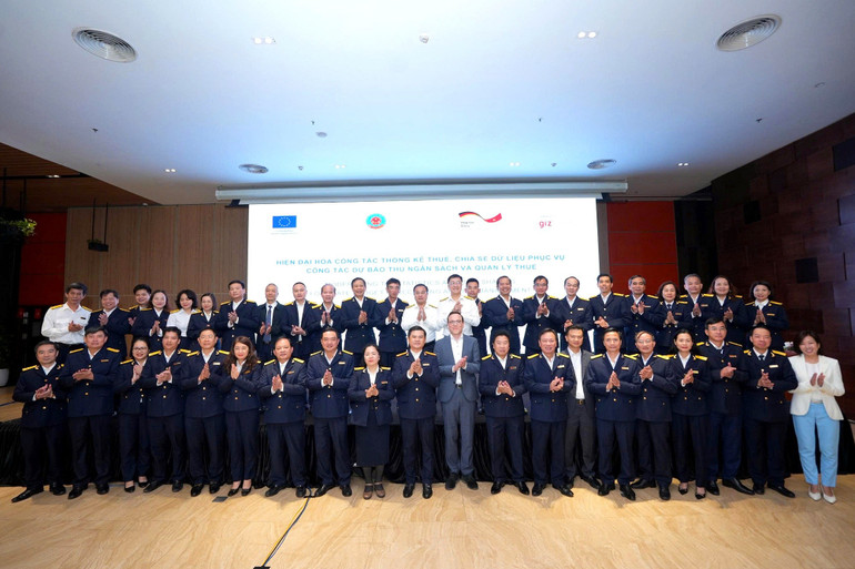 Zástupce ředitele Vu Chi Hung a Dr. Marco Salm s delegáty účastnícími se workshopu Phó Cục trưởng Vũ Chí Hùng và TS. Marco Salm cùng các đại biểu tham dự hội thảo