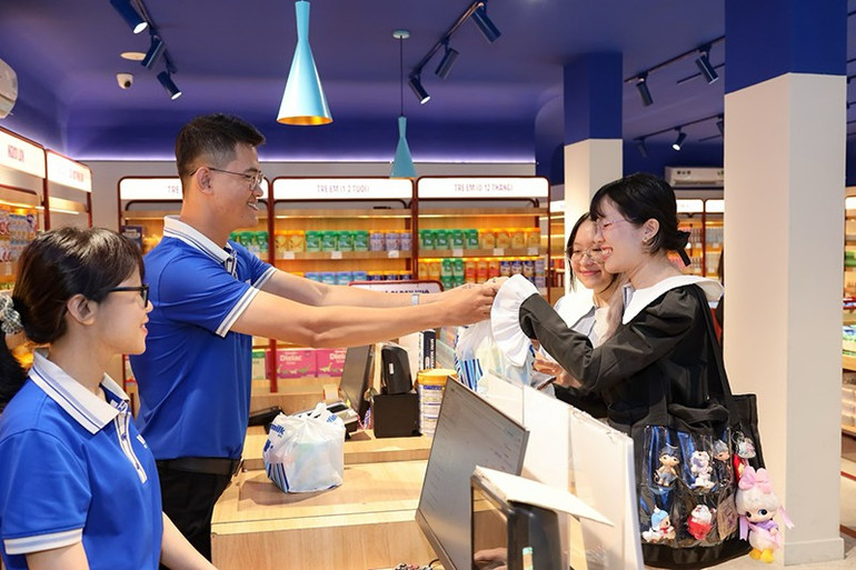 Đổi mới ấn tượng, “bắt sóng” giới trẻ, Vinamilk được nhóm khách hàng trẻ chú ý và yêu thích (Ảnh: Nguyên Phương). anh-4d.png