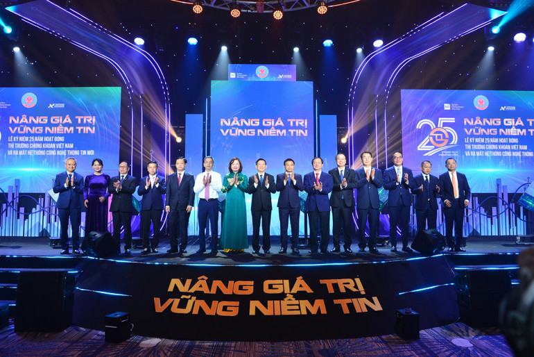 ថ្ងៃទី 28 ខែកក្កដា ឆ្នាំ 2025 នៅទីក្រុងហូជីមិញ បានប្រារព្ធខួបលើកទី 25 នៃទីផ្សារភាគហ៊ុនវៀតណាម។ Lễ kỷ niệm 25 năm thị trường chứng khoán Việt Nam ngày 28/7/2025 tại TP Hồ Chí Minh.