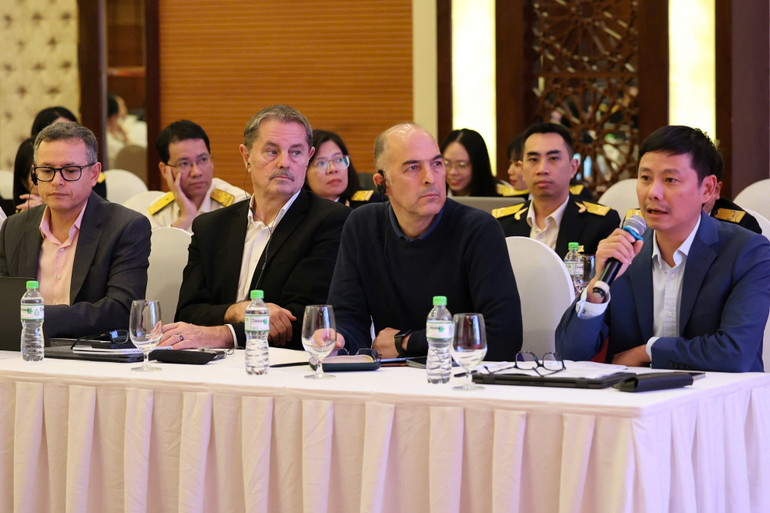 Dl. Nguyen Viet Anh - Expert senior în sectorul public al Băncii Mondiale și experți seniori ai Băncii Mondiale Ông Nguyễn Việt Anh - Chuyên gia cao cấp Khu vực công WB và các chuyên gia cao cấp của WB