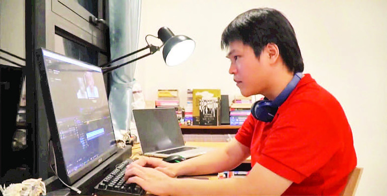 Viên Hồng Quang đang “tô mầu” cho những bức ảnh tư liệu quý giá. phan-4-phuche3.jpg