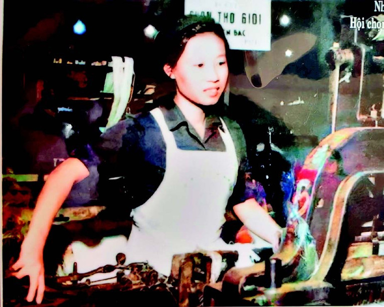 Bà Vũ Thị Bích Liên tại cuộc thi thợ giỏi toàn miền bắc năm 1971 (ảnh được phục chế mầu). phan-4-det1.jpg