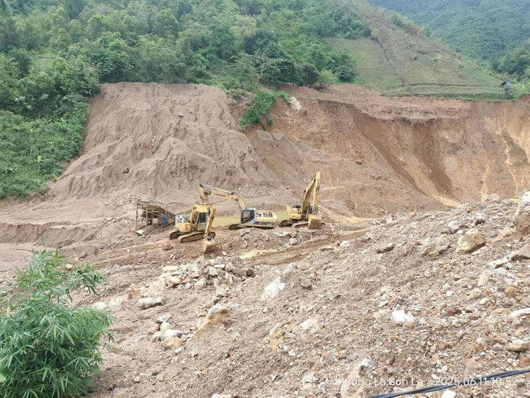 10 giờ 57 phút, ngày 11/6/2025, khi chúng tôi tiếp cận khu vực phía trên bản Lứa, tại đây có 3 chiếc máy xúc và 1 chiếc sàng vàng với những vết đào bới còn mới nguyên. 13j.jpg