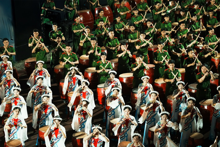 Tiết mục nghệ thuật trống hội đặc sắc với chủ đề "Khát vọng tỏa sáng" do gần 600 học viên Học viện Cảnh sát nhân dân - Bộ Công an thực hiện. image2.jpg