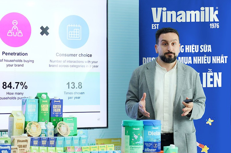 Ông Peter Christou - Tổng giám đốc Kantar Vietnam, Worldpanel Division - chia sẻ về kết quả của báo cáo Dấu chân thương hiệu (Ảnh: Nguyên Phương). anh-3a.png
