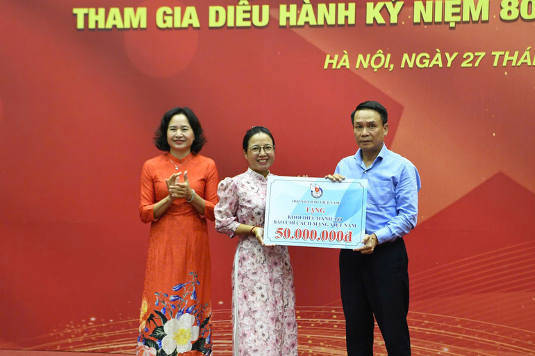 Lãnh đạo Hội Nhà báo Việt Nam trao quà tặng Khối diễu hành Báo chí cách mạng Việt Nam. z6950964236075-bdcf4bcbc65b6c95d55396e0501d5009.jpg