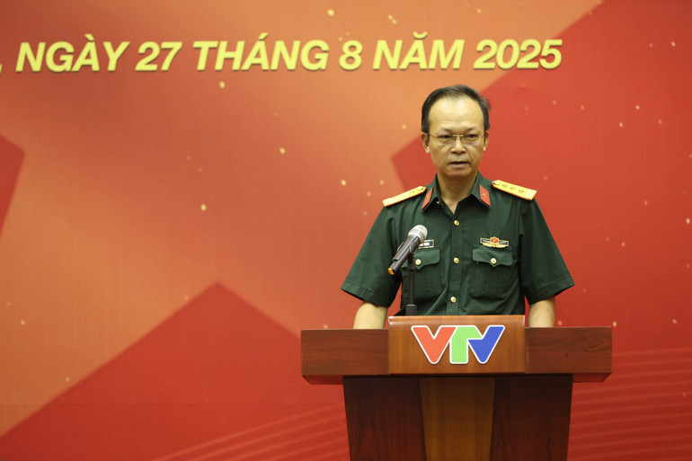 Thượng tá Trần Phúc Thành - Bộ Tư lệnh Thủ đô Hà Nội ghi nhận kết quả tập luyện của Khối Báo chí Cách mạng Việt Nam. khoi-bao-chi-vtv-91.jpg
