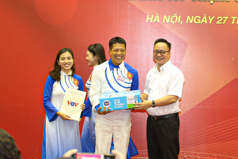 Đại diện các cơ quan báo chí nhận quà của các đơn vị tài trợ. khoi-bao-chi-vtv-115.jpg