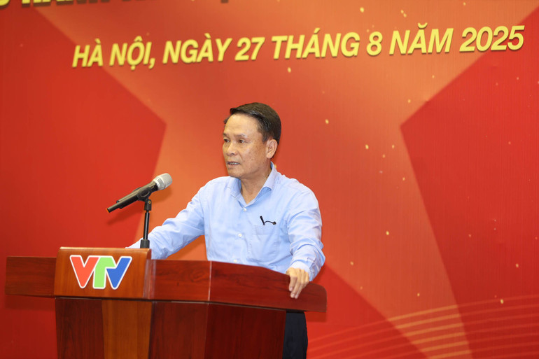 Đồng chí Nguyễn Đức Lợi - Phó Chủ tịch Thường trực Hội Nhà báo Việt Nam động viên, căn dặn khối diễu hành A80. khoi-bao-chi-vtv-53.jpg