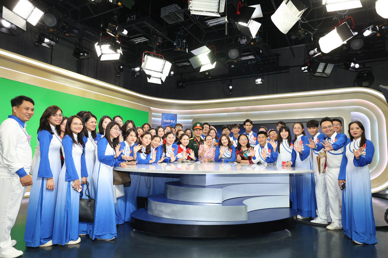 Các đại biểu khối Báo chí Cách mạng Việt Nam thăm trường quay của VTV. khoi-bao-chi-vtv-347.jpg