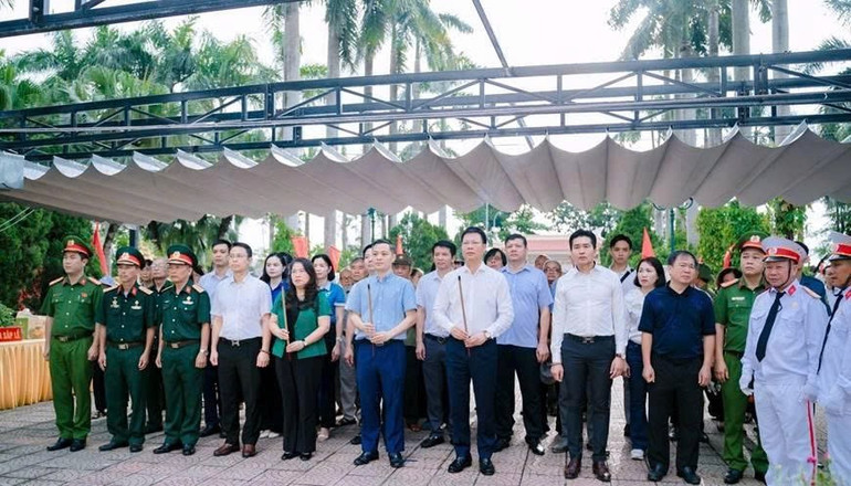 Lãnh đạo Đảng ủy, HĐND, UBND, Ủy ban Mặt trận Tổ quốc Việt Nam phường dâng hương tại Nghĩa trang Liệt sĩ thành phố Hà Nội. Ảnh: Thanh Hương z6847507203657-5d2d001af43aec9d9652f6470e3287f7.jpg