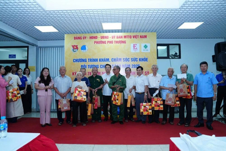 Lãnh đạo phường Phú Thượng trao quà tặng tới các đối tượng chính sách trên địa bàn phường. Ảnh: Trạm y tế phường Phú Thượng z6847507196346-171d7cf94006d203bffc1946a679b8c0.jpg