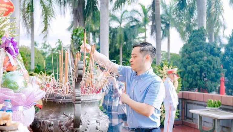 Đồng chí Nguyễn Quốc Hà, Bí thư Đảng ủy, Chủ tịch HĐND phường Phú Thượng dẫn đầu đoàn công tác thắp hương tưởng nhớ các anh hùng liệt sĩ tại Nghĩa trang Liệt sĩ thành phố Hà Nội. Ảnh: Thanh Hương z6847507201457-34e5c9562d59d35d436cdee05e87039a.jpg