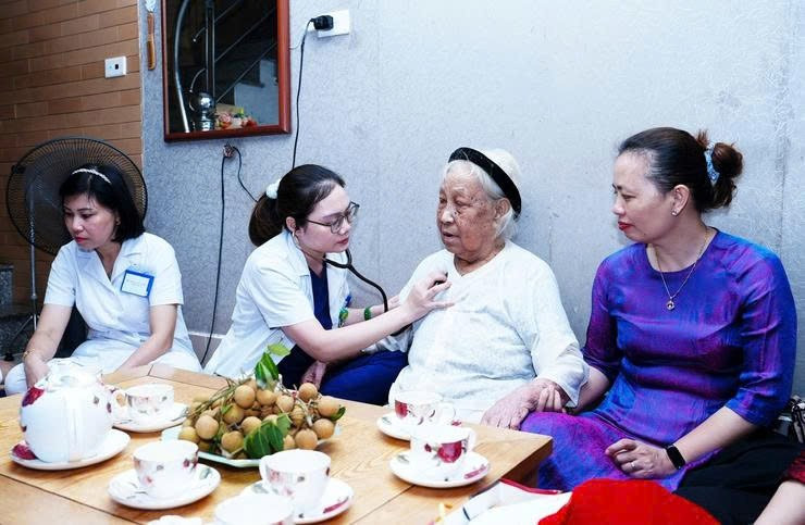 Phường Phú Thượng phối hợp với các y, bác sĩ đến tận nhà thăm khám sức khỏe cho Mẹ Việt Nam Anh hùng Công Thị Mùi. Ảnh: Trạm y tế phường Phú Thượng z6847507198021-36027ade9cce64a9ba9d084a720fba05.jpg