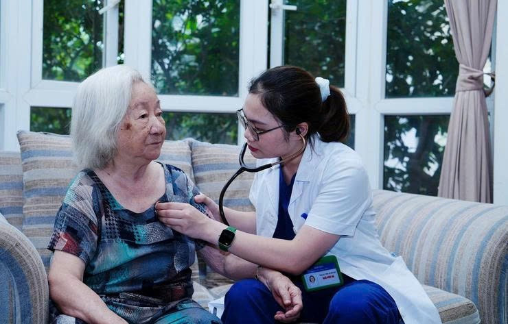 Các y, bác sĩ đến tận nhà thăm khám sức khỏe cho bà Phạm Thị Bắc – cán bộ tiền khởi nghĩa. Ảnh: Trạm y tế phường Phú Thượng z6847507199657-39affe1979385f6965d038e2aab10030.jpg