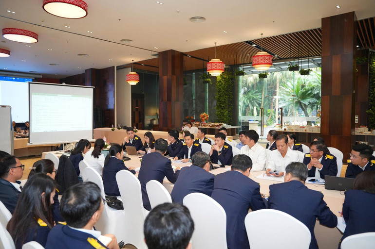 Konferenční scéna Quang cảnh hội thảo