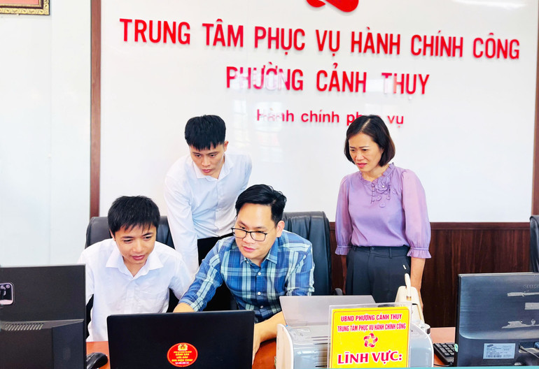 Cán bộ Văn phòng Ủy ban nhân dân tỉnh Bắc Ninh hướng dẫn cán bộ Trung tâm Phục vụ hành chính công phường Cảnh Thụy xử lý hồ sơ trên hệ thống. anh-3-van-phong-ubnd-tinh-ho-tro.jpg