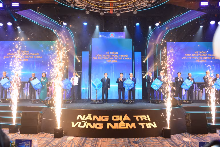 Phó Thủ tướng Hồ Đức Phớc, Bộ trưởng Bộ Tài chính Nguyễn Văn Thắng, cùng các đại biểu thực hiện nghi thức ra mắt Hệ thống công nghệ thông tin mới.