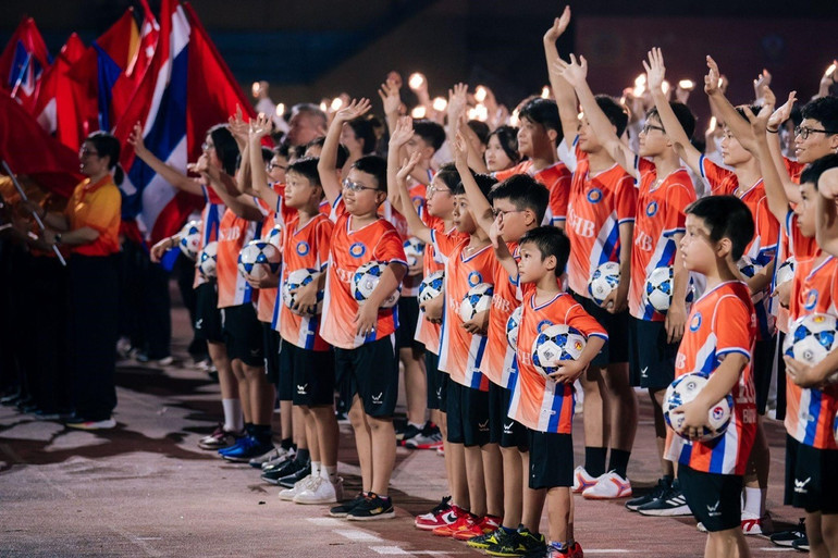 Các em nhỏ trong chương trình đào tạo bóng đá SHB FC Academy tại lễ khai mạc image4.jpg