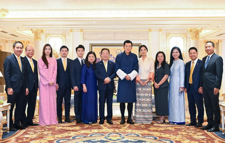 Quốc vương Bhutan Jigme Khesar Namgyel Wangchuck cùng Hoàng hậu trong chuyến thăm, làm việc tại Tập đoàn T&amp;T Group tháng 8/2025.