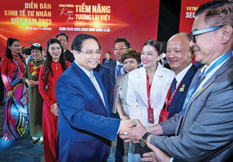 Thủ tướng Phạm Minh Chính cùng các đại biểu tại Diễn đàn kinh tế tư nhân Việt Nam 2025. Ảnh: TRẦN HẢI bai2-m1.jpg